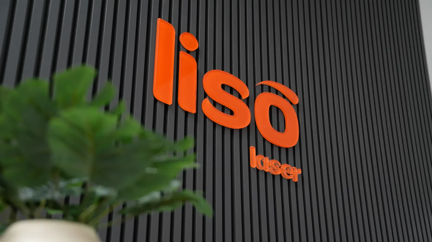 Logotipo Lisô Laser aplicado na parede da unidade