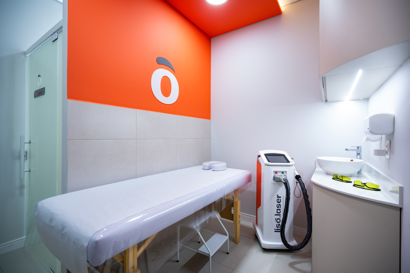 Sala de atendimento Lisô Laser com equipamento HAKON
